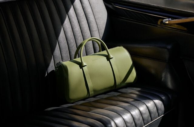 ル フローネ パスポートカバー タートルダヴ - レザー